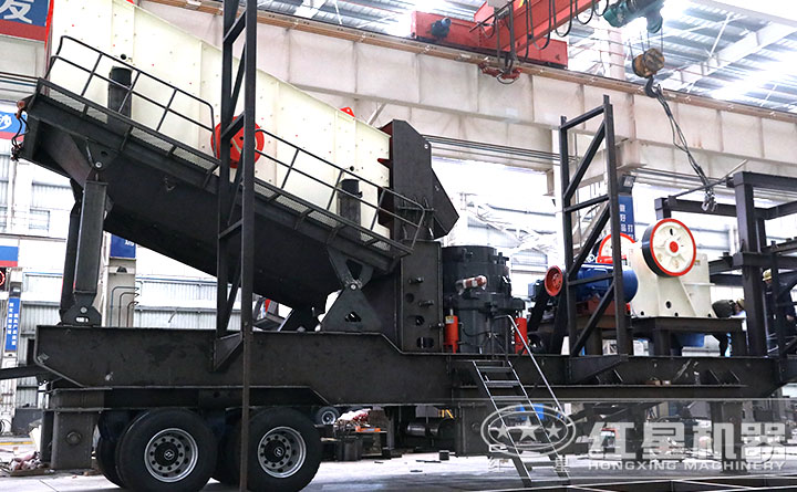 移動破碎機(jī)焊接現(xiàn)場