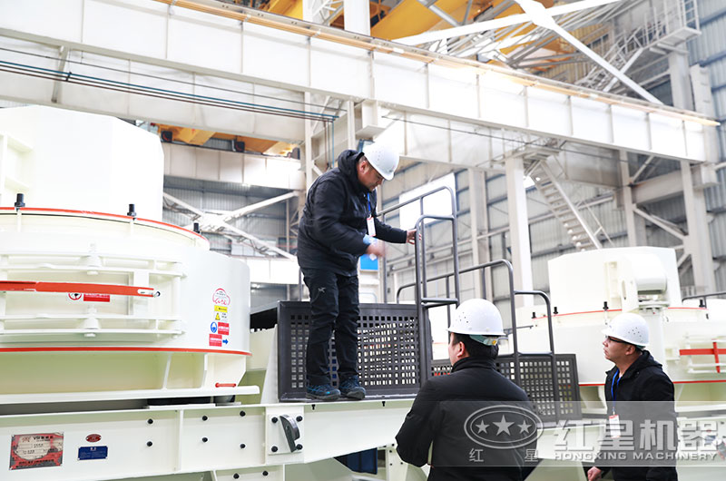 客戶來廠考察制砂碎石機(jī)設(shè)備 客戶來廠考察制砂碎石機(jī)設(shè)備